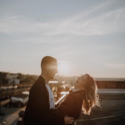 Sonnenuntergang beim Paarshooting Passau auf dem Parkdeck fotografiert von Martina Feicht Fotografie