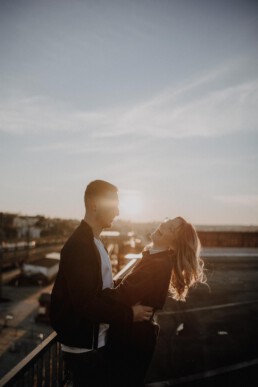 Sonnenuntergang beim Paarshooting Passau auf dem Parkdeck fotografiert von Martina Feicht Fotografie