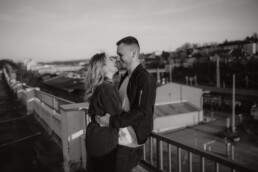 Sonnenuntergang beim Paarshooting Passau auf dem Parkdeck fotografiert von Martina Feicht Fotografie