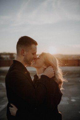 Sonnenuntergang beim Paarshooting Passau auf dem Parkdeck fotografiert von Martina Feicht Fotografie