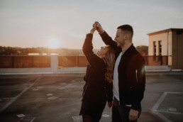 Sonnenuntergang beim Paarshooting Passau auf dem Parkdeck fotografiert von Martina Feicht Fotografie