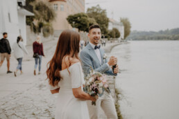 Brautpaarshooting in Passau bei der standesamtlichen Hochzeit in Passau fotografiert von Martina Feicht fotografie