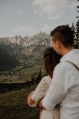 Coupleshooting in Österreich in Werfenweng in den Bergen im Salzburger Land nach Hochzeit fotografiert von Martina Feicht