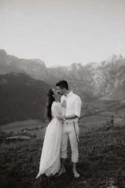 Coupleshooting in Österreich in Werfenweng in den Bergen im Salzburger Land nach Hochzeit fotografiert von Martina Feicht