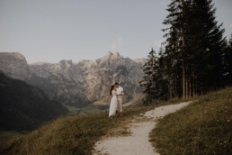 entspanntes Coupleshooting in Österreich in Werfenweng in den Bergen im Salzburger Land nach Hochzeit fotografiert von Martina Feicht
