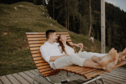 entspanntes Coupleshooting in Österreich in Werfenweng in den Bergen im Salzburger Land nach Hochzeit fotografiert von Martina Feicht