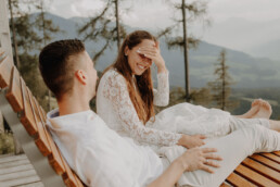 entspanntes Coupleshooting in Österreich in Werfenweng in den Bergen im Salzburger Land nach Hochzeit fotografiert von Martina Feicht, authentisch und echt