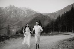 entspanntes Coupleshooting in Österreich in Werfenweng in den Bergen im Salzburger Land nach Hochzeit fotografiert von Martina Feicht, authentisch und echt