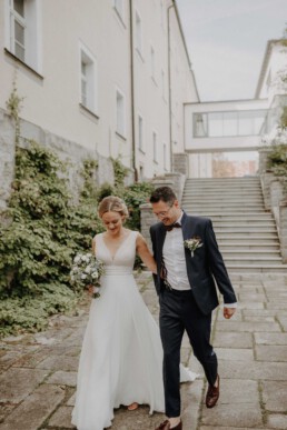 First Look bei der Standesamtliche Trauung in Metten bei Deggendorf fotografiert von Martina Feicht Fotografie