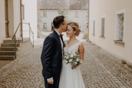 First Look bei der Standesamtliche Trauung in Metten bei Deggendorf fotografiert von Martina Feicht Fotografie