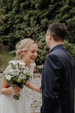First Look bei der Standesamtliche Trauung in Metten bei Deggendorf fotografiert von Martina Feicht Fotografie