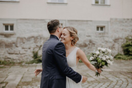 First Look bei der Standesamtliche Trauung in Metten bei Deggendorf fotografiert von Martina Feicht Fotografie
