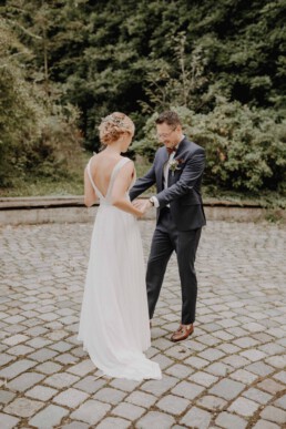 First Look bei der Standesamtliche Trauung in Metten bei Deggendorf fotografiert von Martina Feicht Fotografie