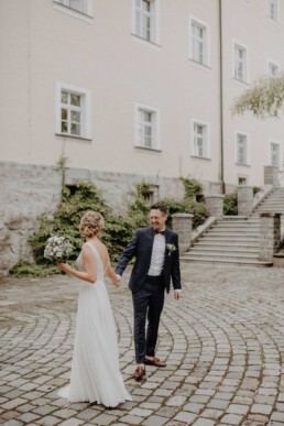 First Look bei der Standesamtliche Trauung in Metten bei Deggendorf fotografiert von Martina Feicht Fotografie