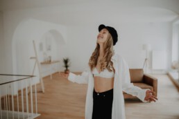 Stilvolles Frauenportrait bei Martina Feicht Fotografie Atelier Passau.