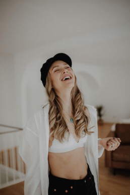 Stilvolles Frauenportrait bei Martina Feicht Fotografie Atelier Passau.