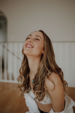 Stilvolles Frauenportrait bei Martina Feicht Fotografie Atelier Passau.