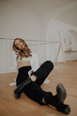 Stilvolles Frauenportrait bei Martina Feicht Fotografie Atelier Passau.