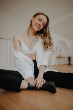 Stilvolles Frauenportrait bei Martina Feicht Fotografie Atelier Passau.
