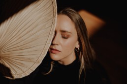 Sinnliches Frauenportrait bei Martina Feicht Fotografie Atelier Passau.