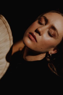 Sinnliches Frauenportrait bei Martina Feicht Fotografie Atelier Passau.