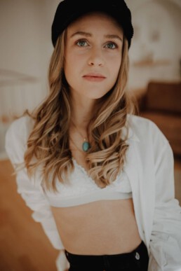 Stilvolles Frauenportrait bei Martina Feicht Fotografie Atelier Passau.