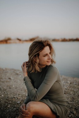 Junge Frau am See bei Sonnenuntergang. Fotografiert von Martina Feicht Fotografie