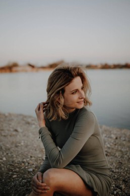 Junge Frau am See bei Sonnenuntergang. Fotografiert von Martina Feicht Fotografie