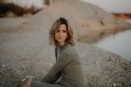 Junge Frau am See bei Sonnenuntergang. Fotografiert von Martina Feicht Fotografie