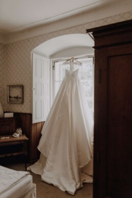 Minimalistisches Hochzeitskleid mit Mikadoseide im Schloss Altenhof und in Italien in Puglia