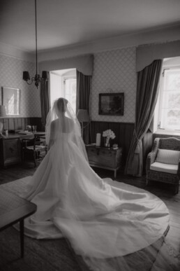 Getting Ready der Braut am Hochzeitstag im Schloss Altenhof in Italien bei einer Luxuxhochzeit Minimalistisches Hochzeitskleid mit Mikadoseide im Schloss Altenhof und in Italien in Puglia