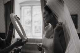 Getting Ready der Braut am Hochzeitstag im Schloss Altenhof in Italien bei einer Luxuxhochzeit Minimalistisches Hochzeitskleid mit Mikadoseide im Schloss Altenhof und in Italien in Puglia