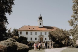 Hochzeitsgast mit einem modernen und class Look an der Hochzeitslocation im Schloss Altenhof