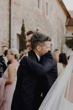 Glückwünsche nach der Trauung am Hochzeitstag im Herbst mit italienischen Flair