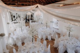 Hochzeitssaal ein weiß dekoriert elegant und luxuriös