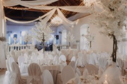 Hochzeitssaal ein weiß dekoriert elegant und luxuriös