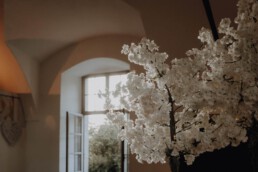 Hochzeitslocation mit weißen Kirschblütenbäumen