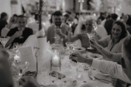 Ausgelassene Stimmung beim Hochzeitsdinner in Italien