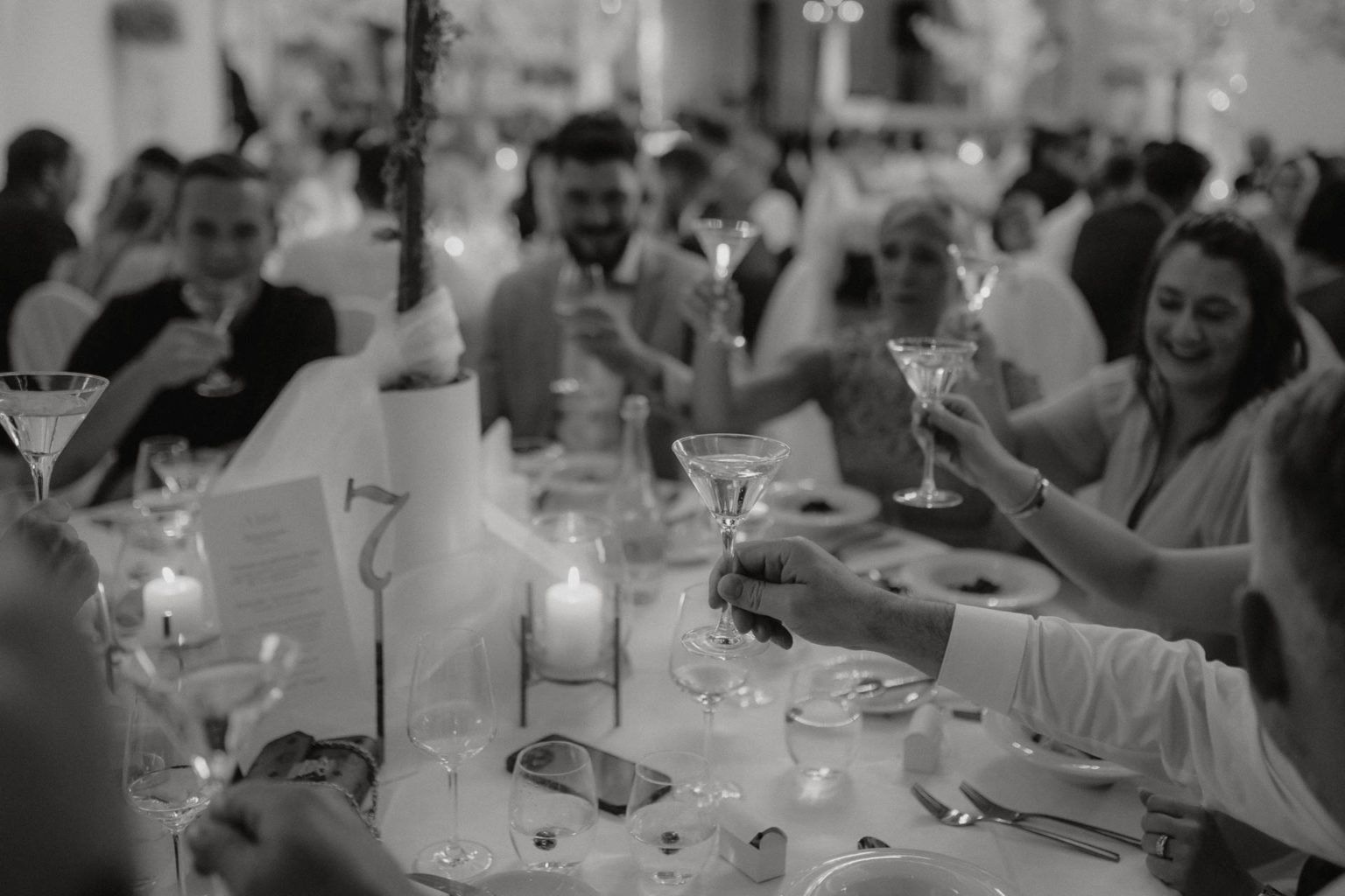 Partystimmung bei moderner eleganter Hochzeit